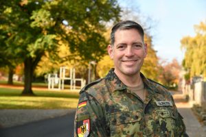 Ein Soldat im Feldanzug
