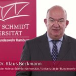 Universitätspräsident Prof. Dr. Klaus Beckmann beantwortet Fragen der Studierenden