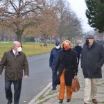 Eine Gruppe von Menschen läuft auf der Straße