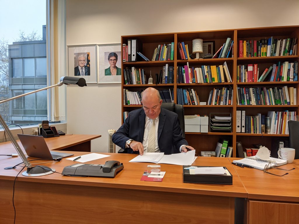 HSU-Präsident Prof. Dr. Klaus Beckmann unterzeichnet die beiden „Cooperation Agreements“ mit der Erasmus Universität Rotterdam und der Universität Leiden.