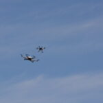 Zwei Drohnen