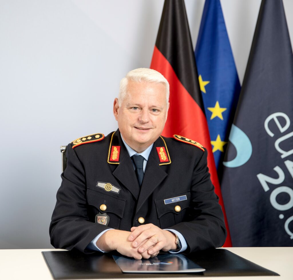 Generalleutnant Michael Vetter, Ressort-CIO und Leiter der Abteilung „Cyber- und Informationstechnik“ im Bundesministerium der Verteidigung betont, dass „Digitalisierung nicht ausschließlich technische Aspekte sondern auch weitreichende Auswirkungen auf das Personal, dessen erforderliche Kompetenzen und Arbeitsweisen hat“. Er sieht in der Kooperation ein „weiteres positives und ermutigendes Beispiel für die Vernetzung wichtiger Akteure, um den digitalen Fortschritt unseres Landes gemeinschaftlich erfolgreich zu gestalten.“