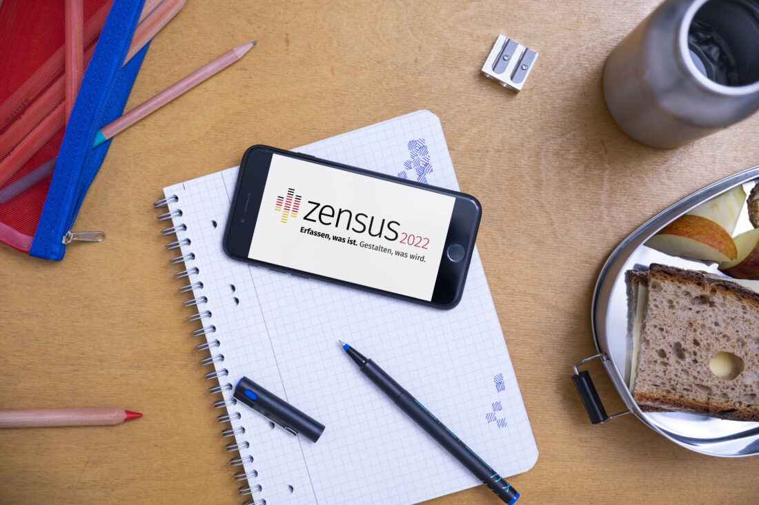 Ein Smartphone mit dem Logo Zensus 2022