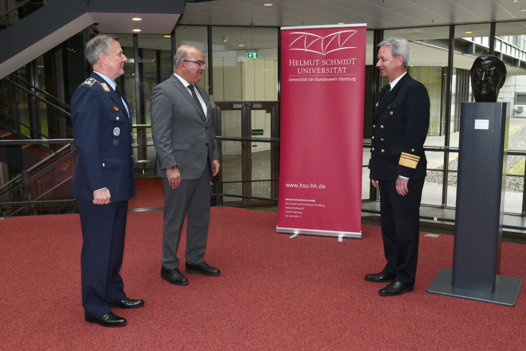 Bildunterschrift: HSU-Präsident Prof. Dr Klaus Beckmann, Stv. Leiter Stud.ber. Oberstlt Thomas Waterholter und VAdm Dr. Thomas Daum