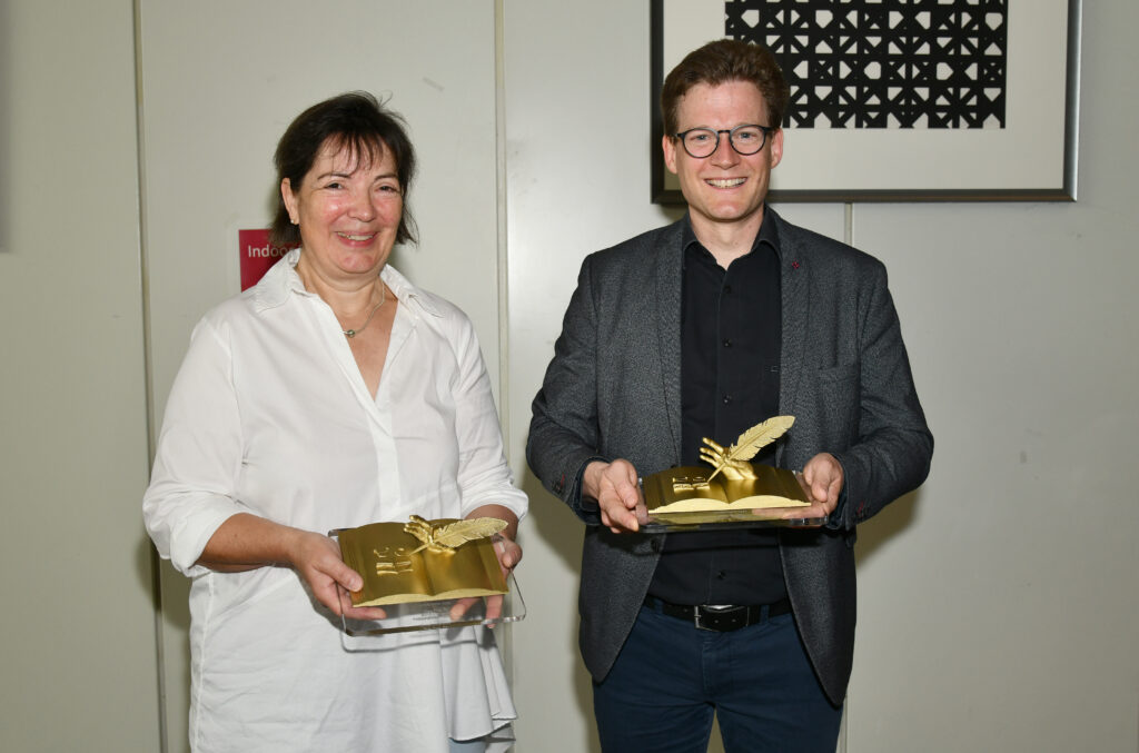 Univ.-Prof. Dr. Monika Daseking und Dr.-Ing. Stefan Schenke erhielten am 18. Juni 2022 den Lehrpreis des Studentischen Konvents.