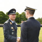 Ein Luftwaffenoffizier gratuliert einem Marineoffizier