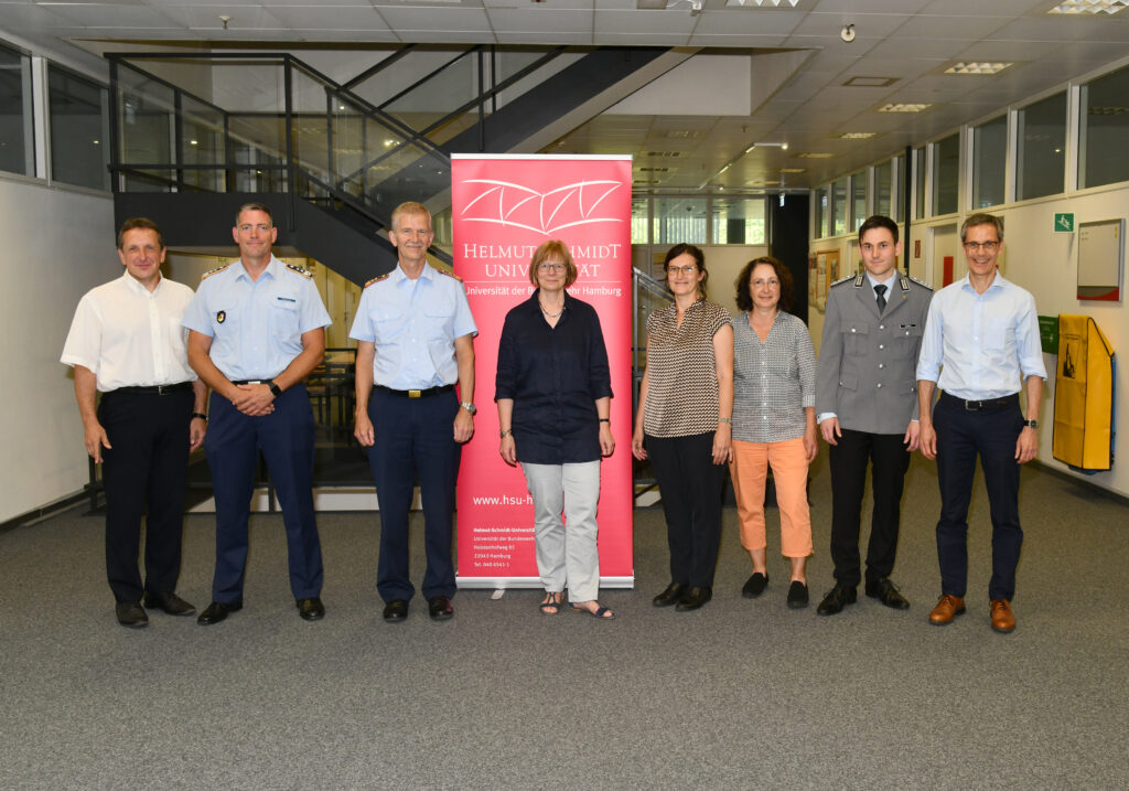 Eine Gruppe von Menschen, davon drei in der Uniform von Ofizieren der Bundeswehr.