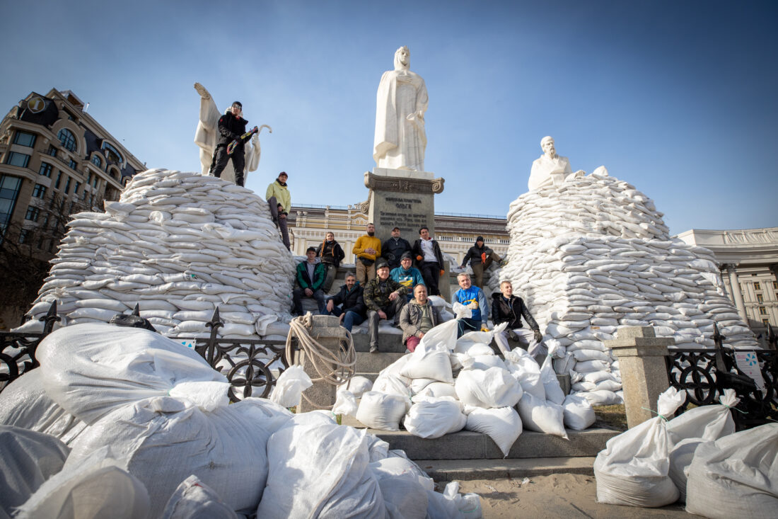 Statuen in der ukrainischen Hauptstadt Kyiv sind von freiwilligen Helfern mit Sandsäcken geschützt worden