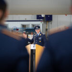 Ein Oberst der Luftwaffe hinter einem Rednerpult