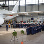 Eine Formation von Luftwaffensoldaten ist vor einem Airbus angetreten