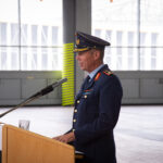 Ein Zwei-Sterne-General der Luftwaffe hinter einem Rednerpult