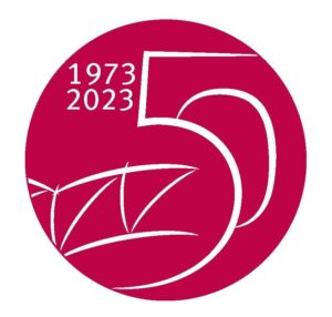 Ein roter Kreis mit einer 50, dem Teil der Bildmarke der HSU und den Jahreszahlen 1973 und 2023
