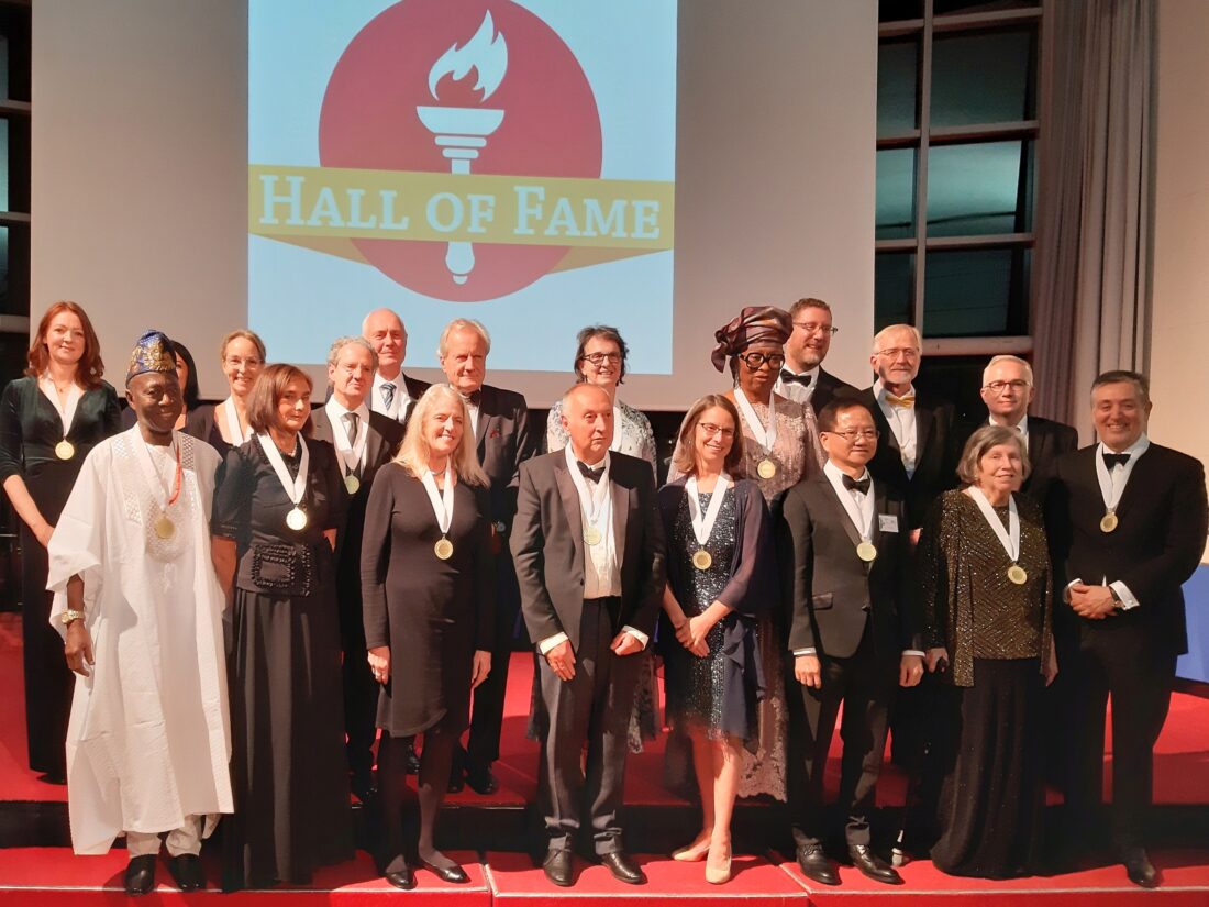 Eine Gruppe von Personen vor einer Projektionswand, auf der Hall of Fame zu lesen ist