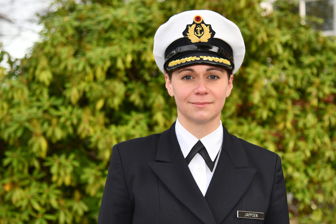 Eine Frau in Marineuniform.