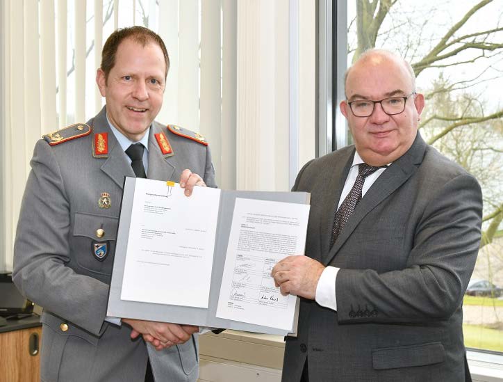 Professor Dr. Klaus Beckmann, Präsident der Helmut-Schmidt-Universität und Brigadegeneral Boris Nannt, Kommandeur der Logistikschule der Bundeswehr, Ausbildungseinrichtung für Logistik in den Streitkräften, unterzeichnen die Kooperationsvereinbarung.