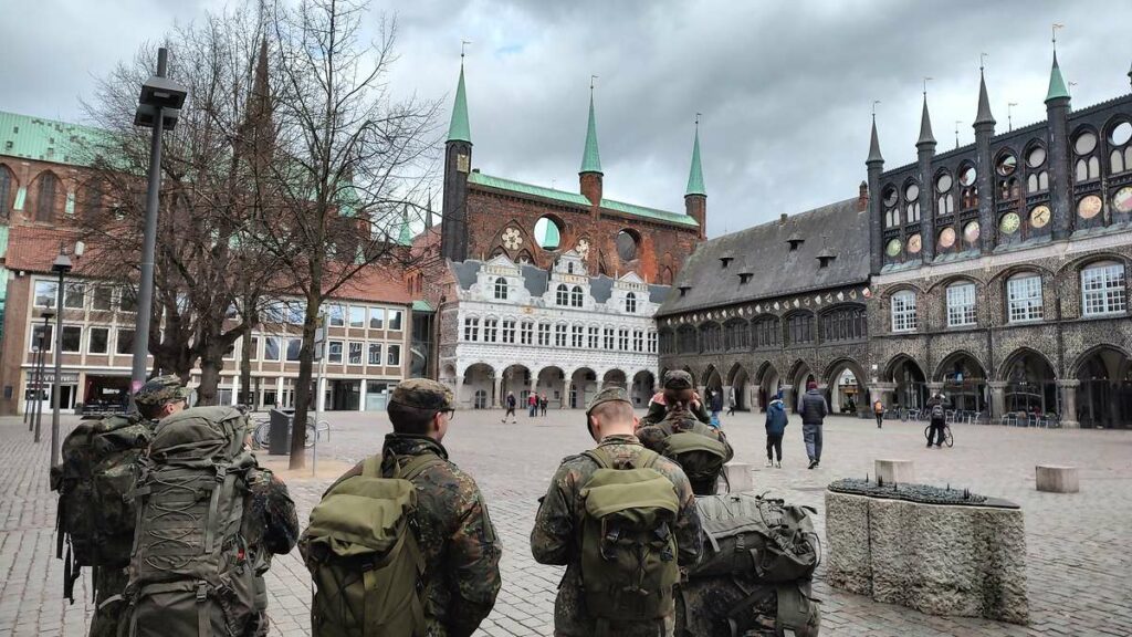 Soldatinnen und Soldaten der Katholischen Hochschulgemeinde und der Marsch-IG sind in Lübeck angekommen