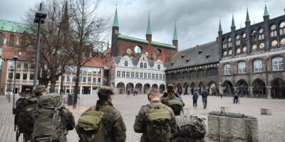 Soldatinnen und Soldaten der Katholischen Hochschulgemeinde und der Marsch-IG sind in Lübeck angekommen