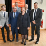 Studiendekan RöV Prof. Dr. Christian Ernst, Universitätspräsident Prof. Dr. Klaus Beckmann, Oberst Norbert Rahn (Leiter Studierendenbereich), Martina Nilkes (BAPers Bw), Vizepräsident des BAPers Bw Christoph Keller, und HSU-Kanzler Axel Puckhaber vor einem Plakat der Abschlussfeier des RöV-Jahrgangs 2020 der HSU