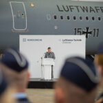 Oberst Norbert Rahn, Leiter Studierendenbereich, hält eine Ansprache beim Beförderungsappell der Luftwaffe vor einem Airbus der Luftwaffe.