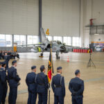 Soldaten und ein Kampfjet beim Beförderungsappell der Luftwaffe 2023 in der Halle von Lufthansa Technik.