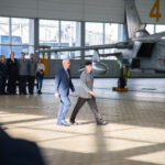 Oberst Norbert Rahn und Generalleutnant a. D. Dr. Ansgar Rieks beim Beförderungsappell der Luftwaffe.