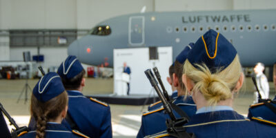 Leutnante der Luftwaffe blicken auf einen Airbus der Luftwaffe.
