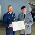 Oberst Norbert Rahn, Leiter Studierendenbereich, überreicht einem Leutnant der Luftwaffe die Ernennungsurkunde zum Offizier.
