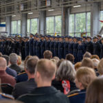 Beim Beförderungsappell der Luftwaffe blicken Gäste auf die stramm stehenden neuen Leutnante.