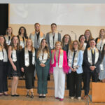 21 Absolventen des RöV-Jahrgangs 2020 stellen mit ihren Schärpen nach der Feier zu Gruppenfoto