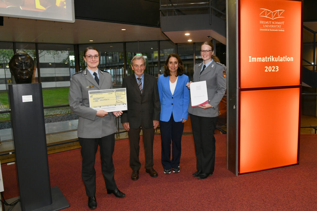 Prof. Dr. Heinrich Kreye und Bundestagsvizepräsidentin Aydan Özogus übergeben den Sozialpreis der Freunde und Förderer an Leutnant Anna Gossing und Fähnrich Nadine Langwieler vom Orga-Team des SoliLaufs.