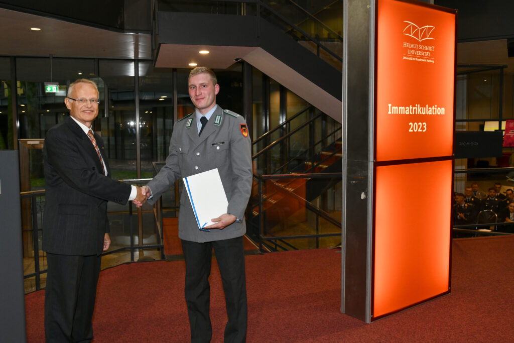 Prof. Dr.-Ing Frank Mantwill überreicht den DWT-Preis an Leutnant Tom Fritzsch.