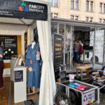 An einem Messestand der Fab City Hamburg e.V. sind unter anderem nachhaltige Textilien ausgestellt