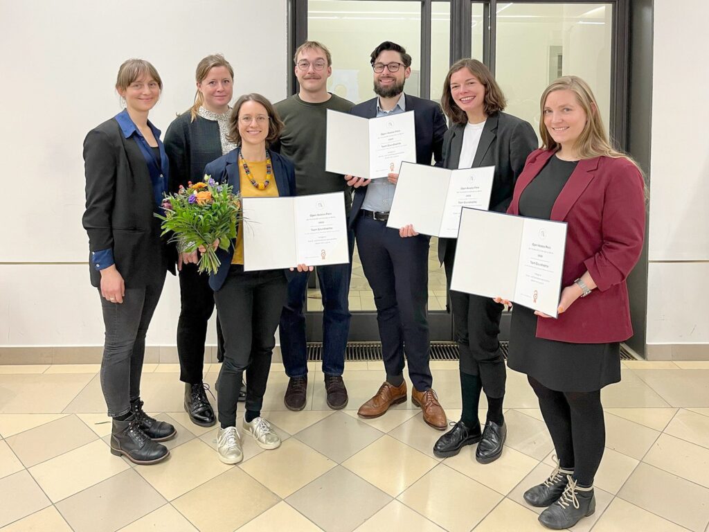 Sieben Forschenden nehmen Open-Access-Preis der Humboldt Universität Berlin entgegen.