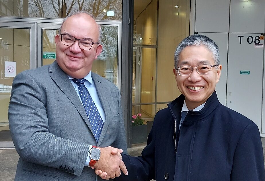 Prof. Dr. Klaus Beckmann, Präsident der Helmut-Schmidt-Universität/Universität der Bundeswehr Hamburg, begrüßt den japanischen Generalkonsul in Hamburg, Shinsuke Toda, mit einem Handschlag.