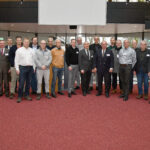 23 Alumni mit Präsident Prof. Dr. Beckmann auf dem Roten Platz der HSU/UniBw H