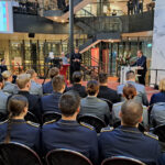 Boris Pistorius, Bundesminister der Verteidigung, hält eine Rede im Hauptgebäude der Helmut-Schmidt-Universität/Universität der Bundeswehr Hamburg vor Dutzenden von Studierenden in Ausgehuniformen.