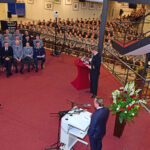 Boris Pistorius, Bundesminister der Verteidigung, hält eine Rede im Hauptgebäude der Helmut-Schmidt-Universität/Universität der Bundeswehr Hamburg vor Dutzenden von Studierenden in Ausgehuniformen.