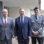 Prof. Dr. Klaus Beckmann, Präsident der Helmut-Schmidt-Universität/Universität der Bundeswehr Hamburg (links), begrüßt gemeinsam mit Oberst Norbert Rahn, Leiter Studierendenbereich der HSU/UniBw H (rechts) den Bundesminister der Verteidigung, Boris Pistorius.