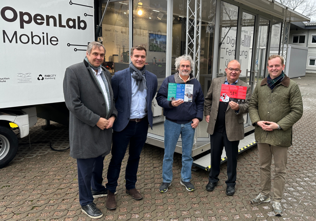 Fünf Wissenschaftler stehen nebeneinander vor dem OpenLab Mobile der Helmut-Schmidt-Universität/Universität der Bundeswehr Hamburg.