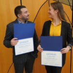 Die diesjährigen Preisträger:innen des Dissertationspreises Charalampos Karpouchtsis und Johanna Chovanec präsentieren ihre Urkunden