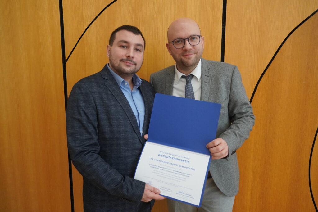 Charalampos Karpouchtsis mit dem Präsidenten der Südosteuropa-Gesellschaft Manuel Sarrazin präsentieren gemeinsam die verliehene Urkunde