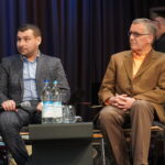 Charalampos Karpouchtsis und Laudator Dr. Jens Bastian (SWP) sitzen auf einem Podium