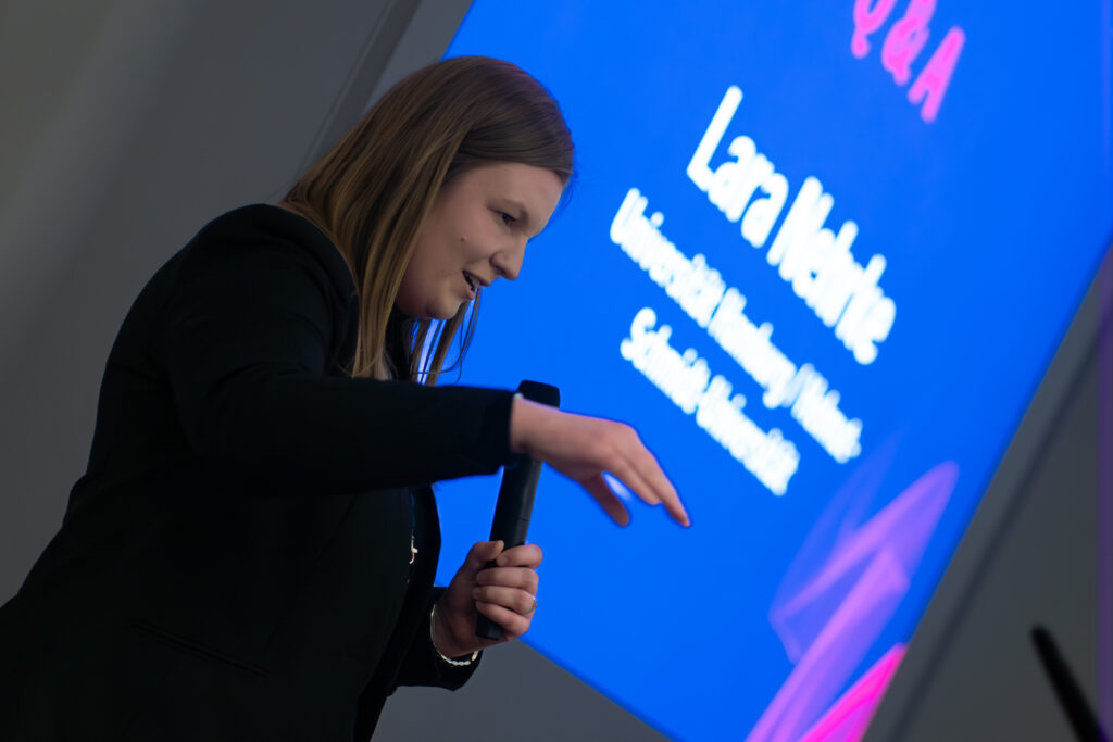 Lara Nehrke beim Science Pitch Logistics im Rahmen des Forums „Logistik trifft Wissenschaft“