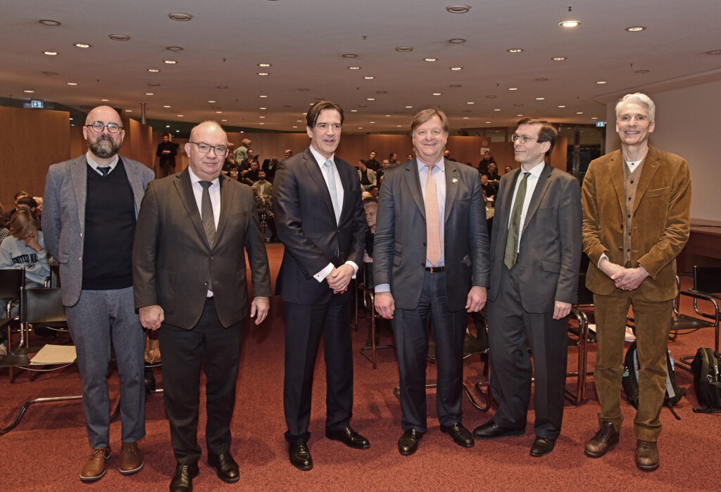 Ein Gruppenfoto von Prof. Michael Jonas, Präsident Prof. Klaus Beckmann, S. E. Botschafter Kai Sauer, Honorarkonsul von Finnland in Hamburg Hans-Christoph Stadel, Klaus von Lepel von der Finnisch-Deutschen Handelsgilde Hamburg, Mikko Fritze, Leiter des Finnland-Instituts in Berlin