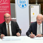Prof. Dr. Klaus Beckmann und Prof. Dr. Helmut Dosch besiegeln die Kooperation zwischen HSU/UniBw H und DESY