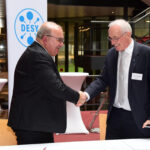 Prof. Dr. Klaus Beckmann und Prof. Dr. Helmut Dosch besiegeln die Kooperation zwischen HSU/UniBw H und DESY