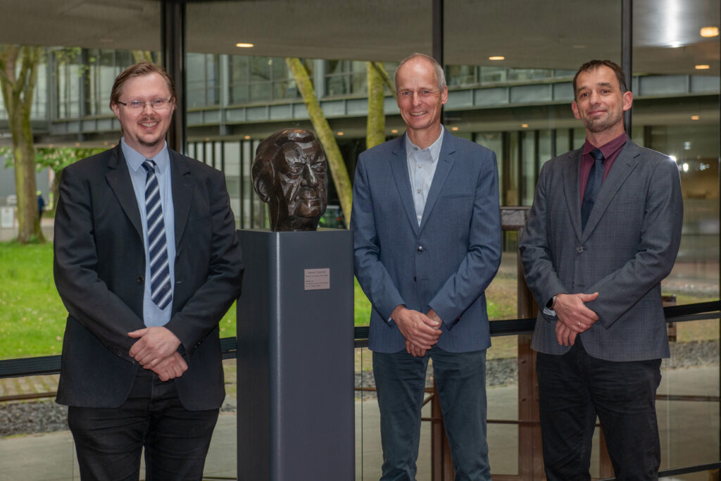 Gruppenfoto von links nach rechts: Prof. Kreischer, Prof. Kip (Dekan), Prof. Jędryczka.