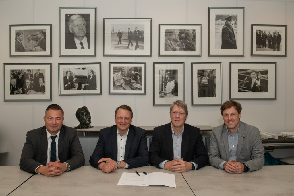 Im Rahmen eines offiziellen Meetings wurde der Kooperationsvertrag zwischen Herrn Klaus Dieter Schmidt, Geschäftsführer der F. REYHER Nchfg. GmbH & Co. KG, und Herrn Axel Puckhaber, Kanzler der Helmut-Schmidt-Universität, unterzeichnet. V. l. n. r.: Axel Puckhaber (Kanzler der Helmut-Schmidt-Universität), Klaus Dieter Schmidt (Geschäftsführer der F. REYHER Nchfg. GmbH & Co. KG), Roland Kirsch (Kaufmännischer Leiter) und Mario Oertel (Dekan der Fakultät Maschinenbau und Bauingenieurwesen)