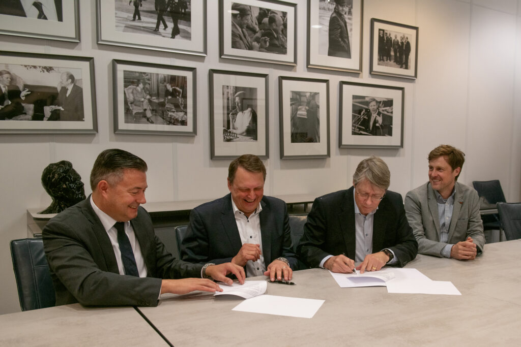 Im Rahmen eines offiziellen Meetings wurde der Kooperationsvertrag zwischen Herrn Klaus Dieter Schmidt, Geschäftsführer der F. REYHER Nchfg. GmbH & Co. KG, und Herrn Axel Puckhaber, Kanzler der Helmut-Schmidt-Universität, unterzeichnet. V. l. n. r.: Axel Puckhaber (Kanzler der Helmut-Schmidt-Universität), Klaus Dieter Schmidt (Geschäftsführer der F. REYHER Nchfg. GmbH & Co. KG), Roland Kirsch (Kaufmännischer Leiter) und Mario Oertel (Dekan der Fakultät Maschinenbau und Bauingenieurwesen)