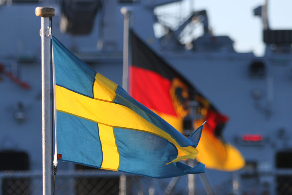 Die Flaggen von Schweden und Deutschland als Symbol für eine engere Zusammenarbeit beider Staaten im Rahmen der Deutsch-Schwedischen Kooperation, Kiel am 07.11.2017.